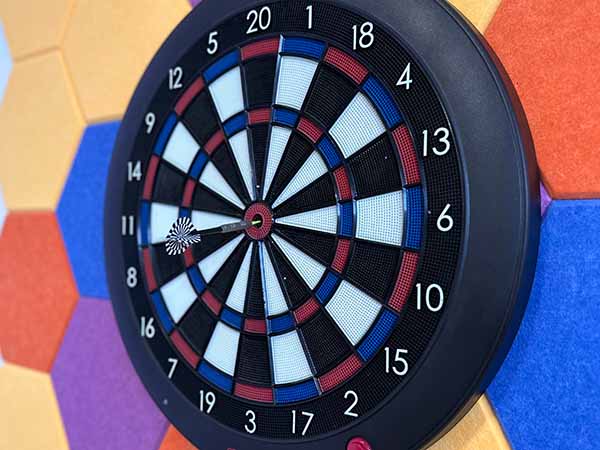 Juego recreativo de dardos en sala de eventos y fiestas de Vallecas.